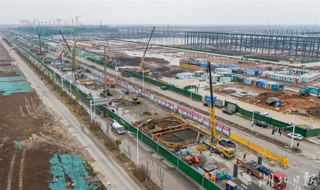 中铁大桥局建设者顶着寒风在武汉地铁16号线二期工程项目加紧施工