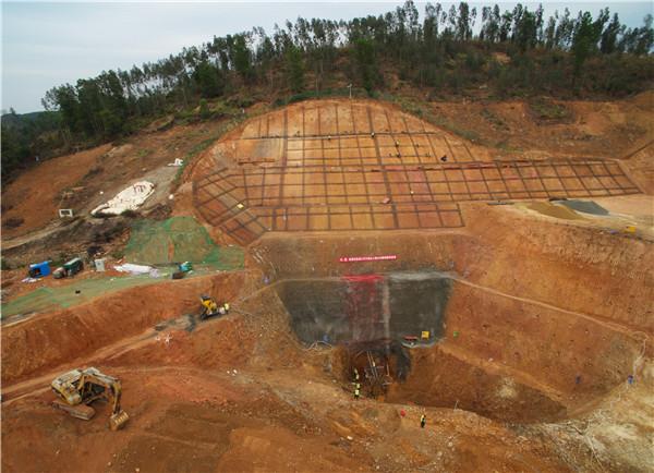 第二标段施工现场,中国水利水电工程十一局项目部建设者们却不畏寒冷